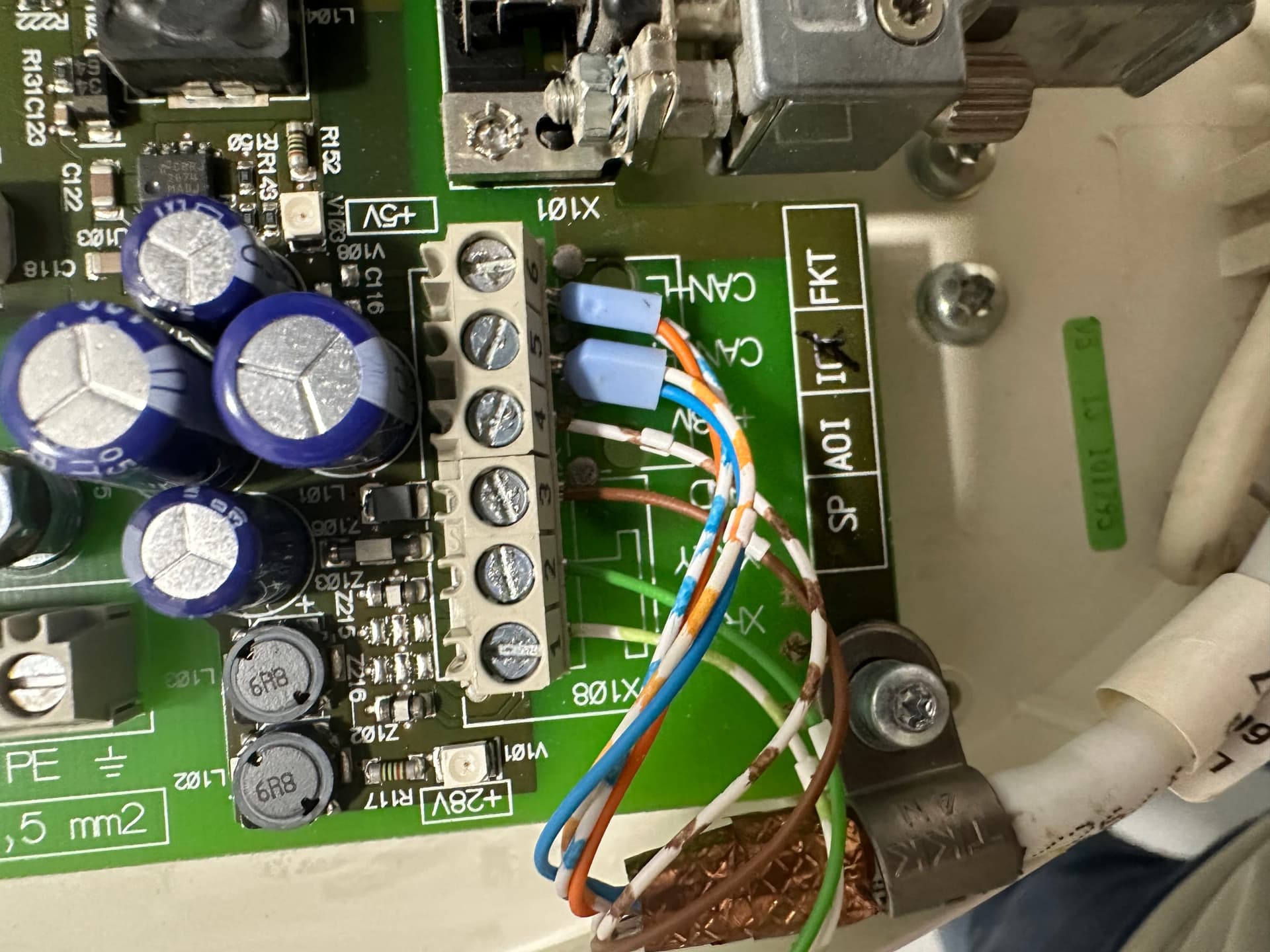 Pamje nga afër e një pllake elektronike kontrolli gjatë servisit të një pajisjeje